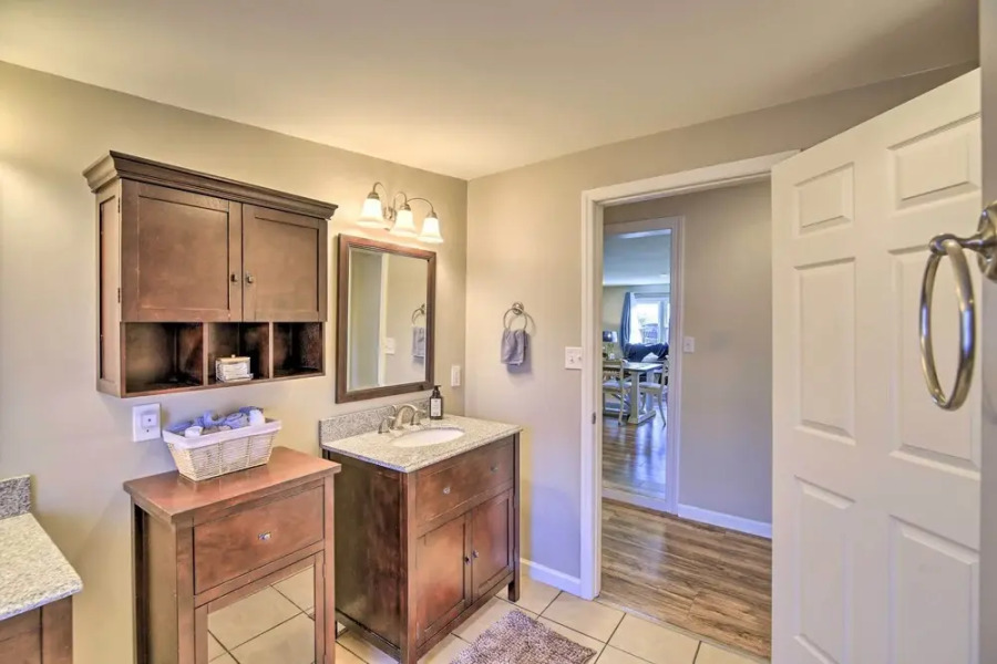 Cozy Bristol Home w/ Yard ~ 1 Mile to Downtown!