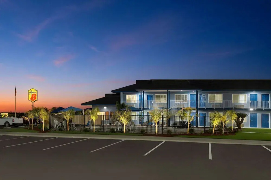 Super 8 Lindsay Olive Tree