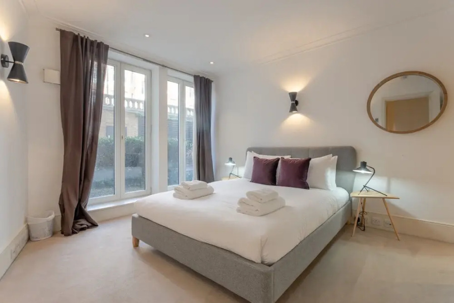 2 Bedroom Flat in Chelsea With Pool and Garden