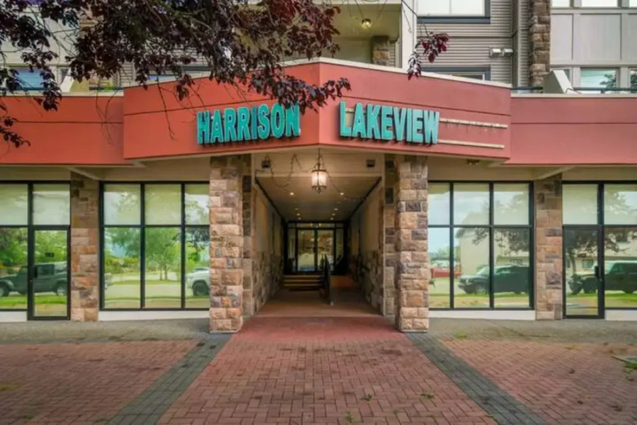 Modern 4BR Penthouse With Lake Views