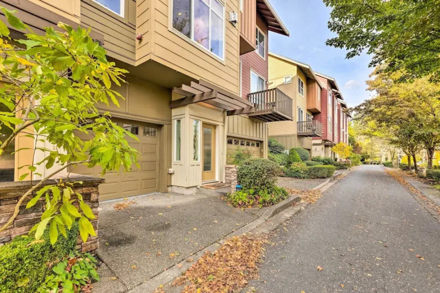 Quaint Issaquah Home - Walk to Shops & Dining