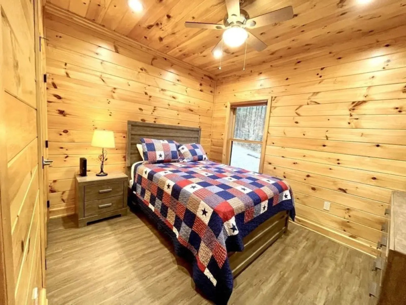 Charming, pet friendly cabin, perfect for fishing, family, hiking and R&R! 2 Bedroom Cabin by RedAwning