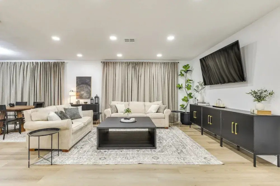 Walk to City Center: Modern Coral Springs Getaway