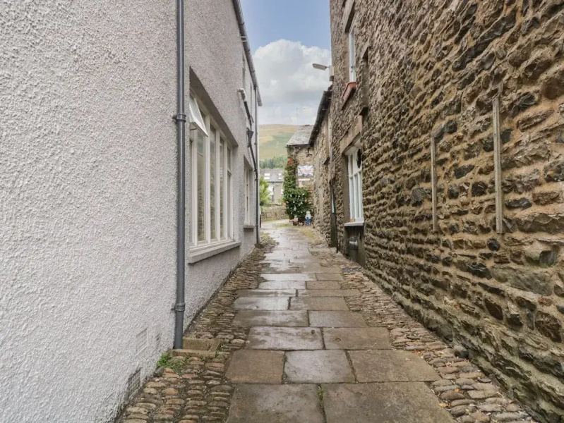 2 Kings Yard