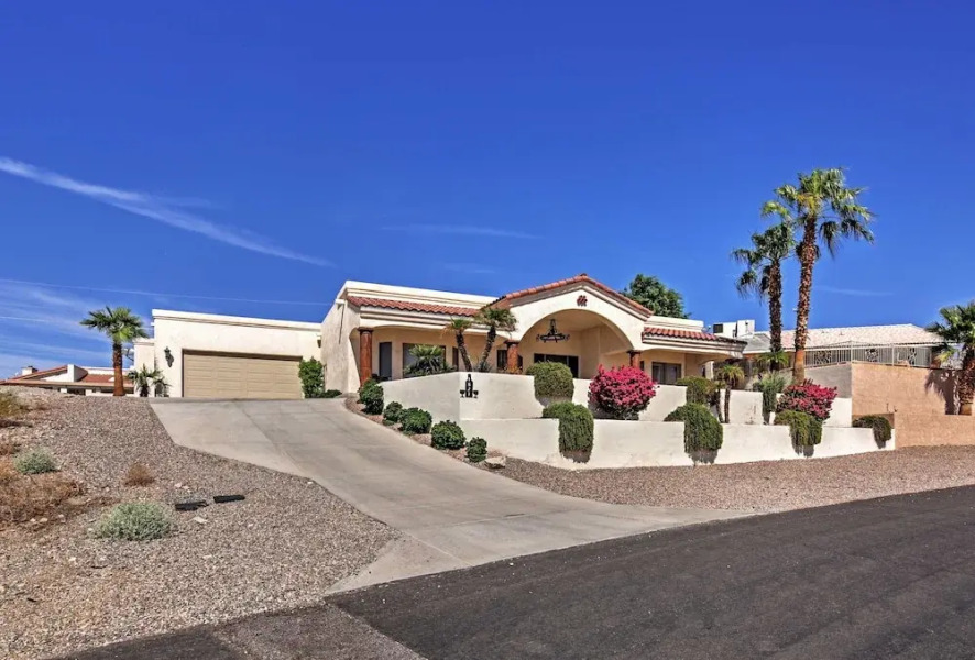 < 2 Mi to Lake Havasu: Spacious Home w/ Patio!