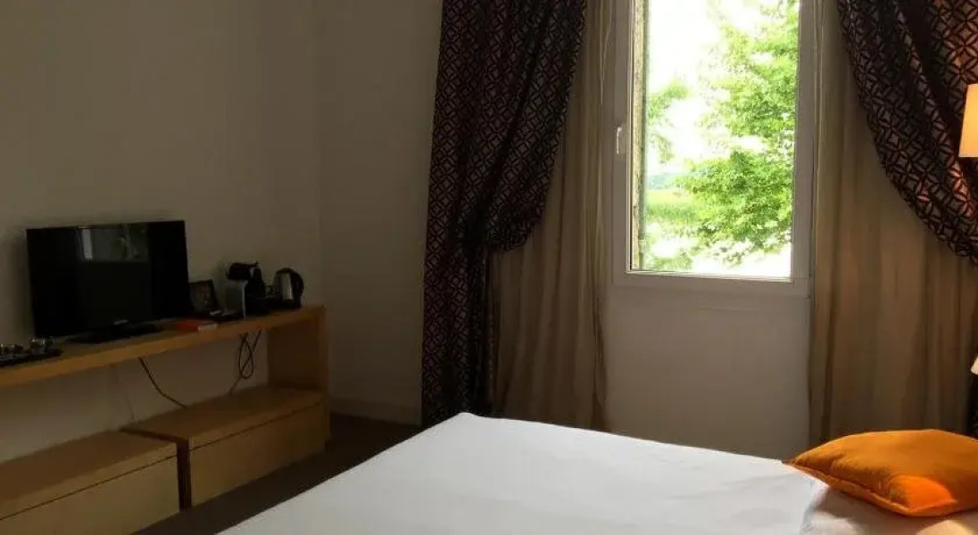 Maison DHôtes LArbre Rouge