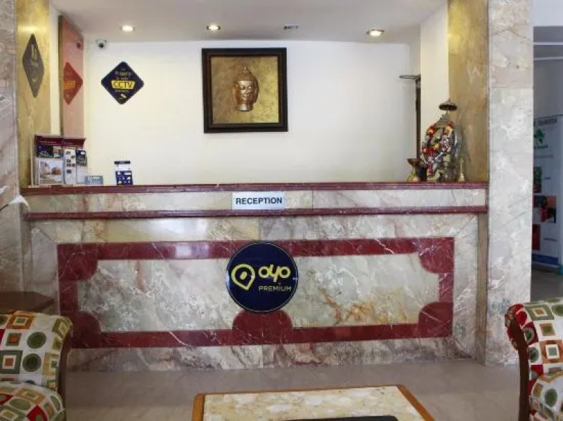 OYO Premium Near Sdm Court the Mall