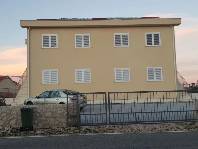 Contemporary Apartment in Neviđane near Sea