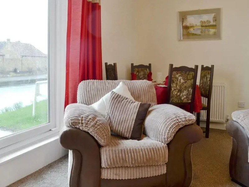 Riverside 2-bed Cottage, Sleeps 3 With Parking