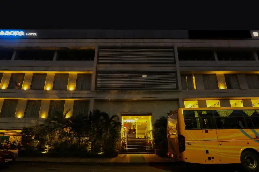 Capital O 69697 Seaons Hotel