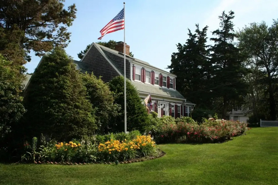 Allen Harbor Breeze Inn & Gardens