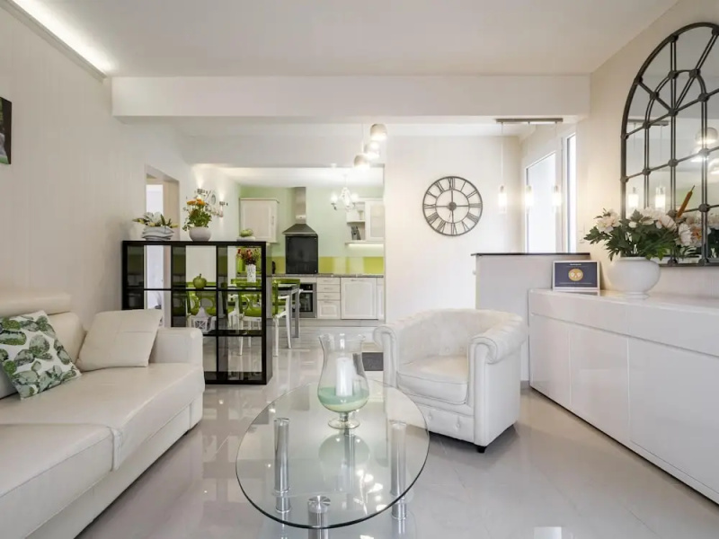 Enticing Holiday Home in Tulle with Garden