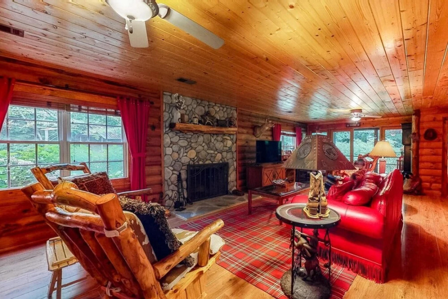 Cowboy Cabin on Stanley Creek