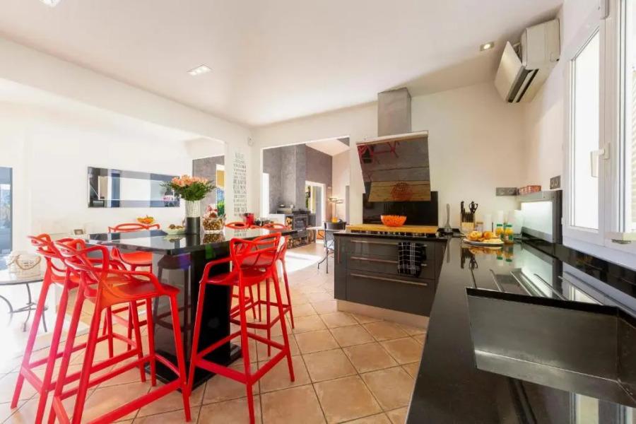 Family house with swimming pool parking space and pétanque court!