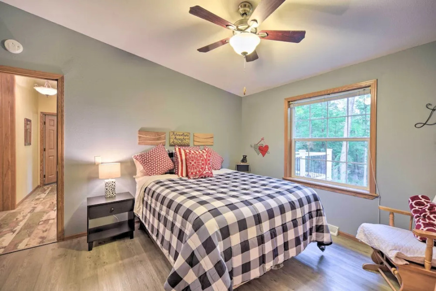 Tranquil Cabin Getaway Near Red Cedar Lake!