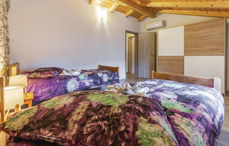 Stunning Home in Peruski With Wifi and 2 Bedrooms