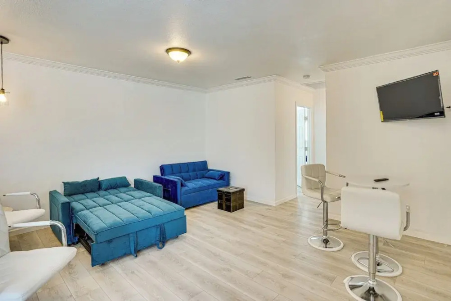 Between LA & Orange County: Quiet Getaway w/ Patio