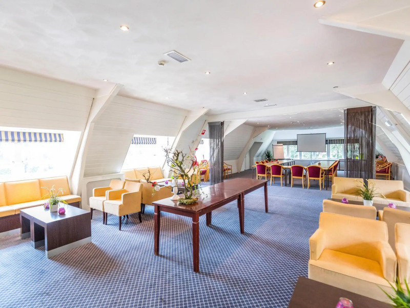 Modern chalet with spa and sauna, in a holiday park, 8 km. from Hoorn