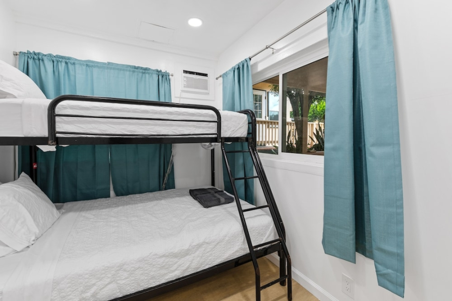 Large 2 BR with Front and Back Deck BBQ