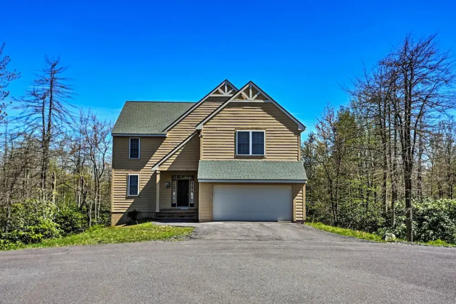 6 Mi to Kalahari: Pocono Pines Golf Course Home!