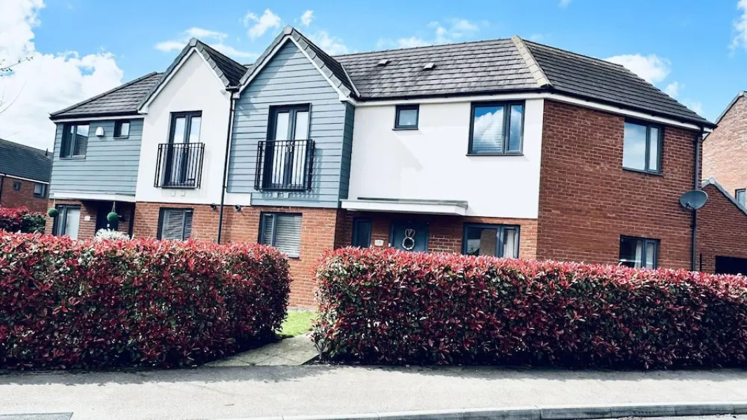 Fantastic, pet Friendly 3 Bedroom House in Bedford