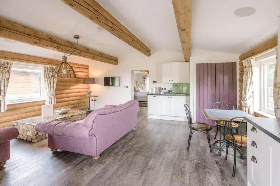 Magnolia, Kingfishers