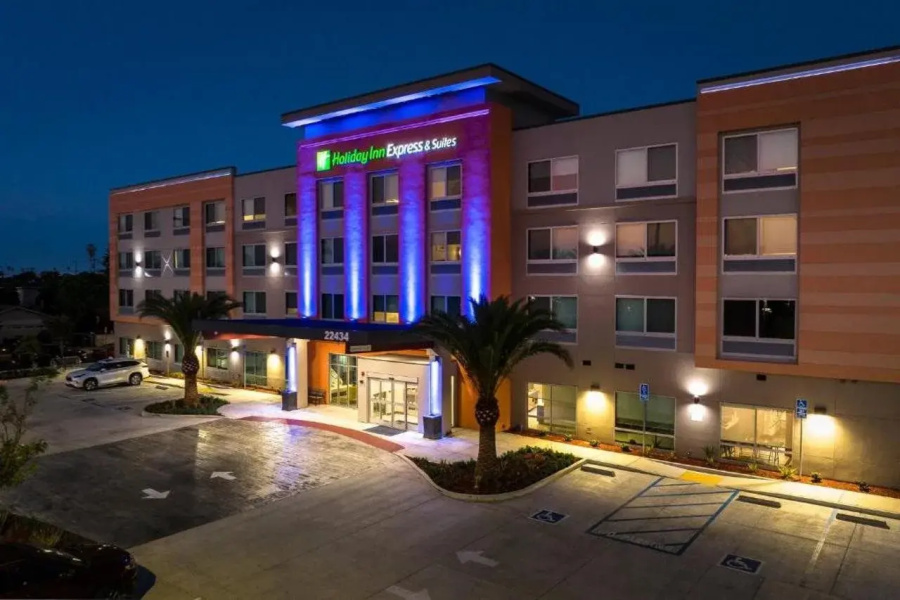 Holiday Inn Express & Suites Hawaiian Gardens