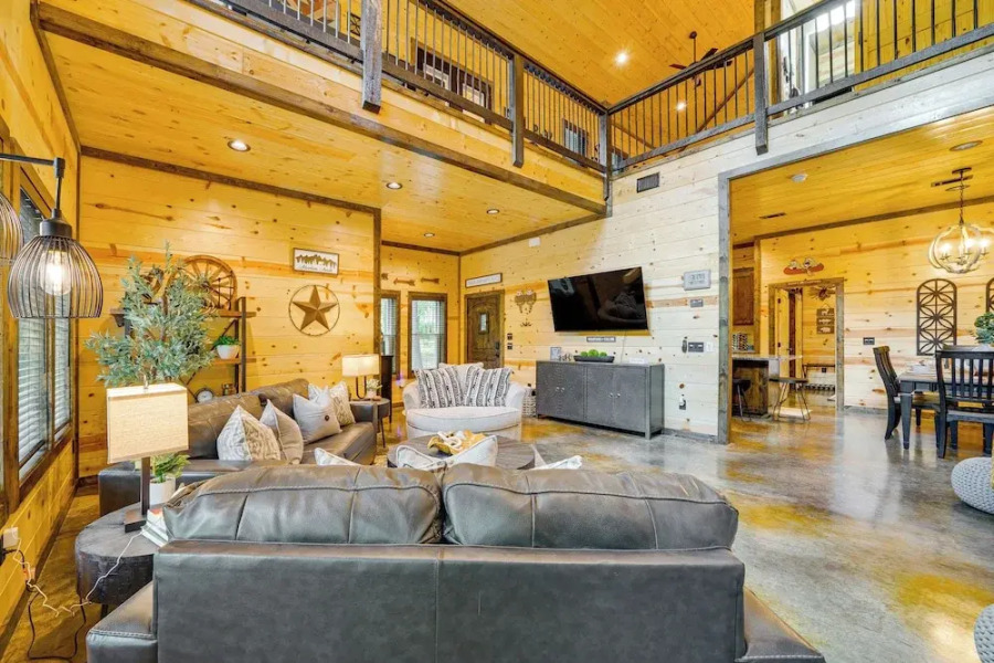 Broken Bow Cabin Near Choctaw Casino: Hot Tub!