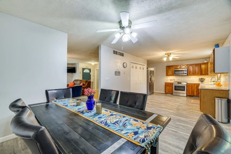 Peaceful Pocono Retreat: Hot Tub & Covered Deck!