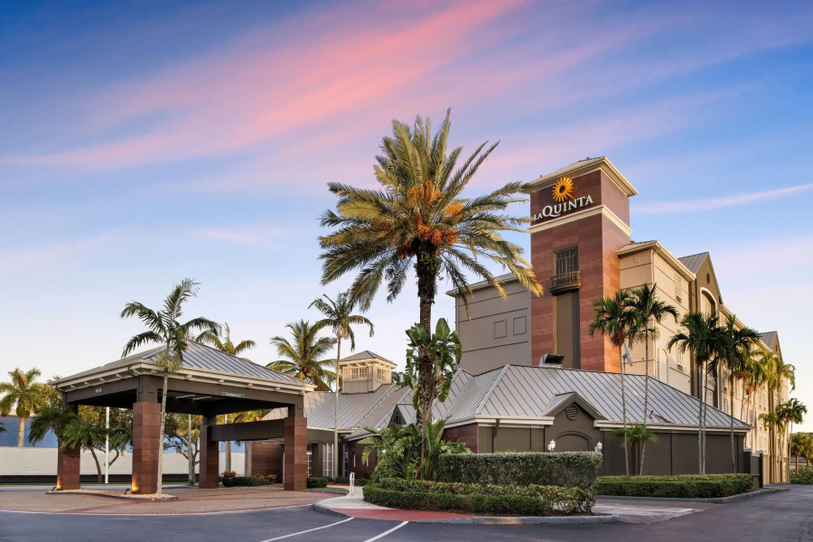 La Quinta Inn & Suites by Wyndham Miami Airport West
