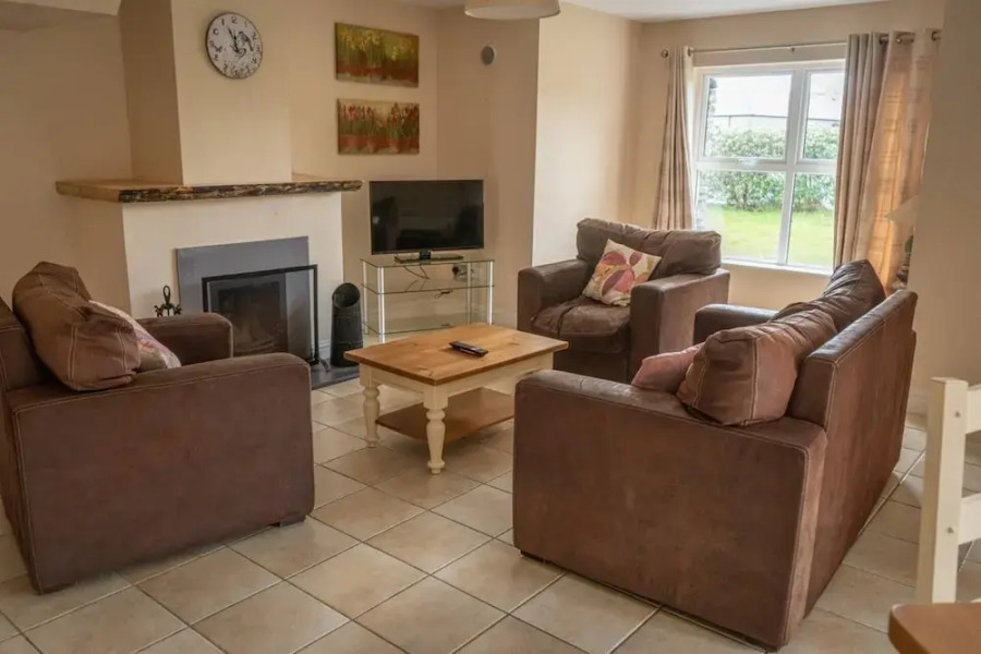 House 3 Dingle Manor Remarkable 3-bed House