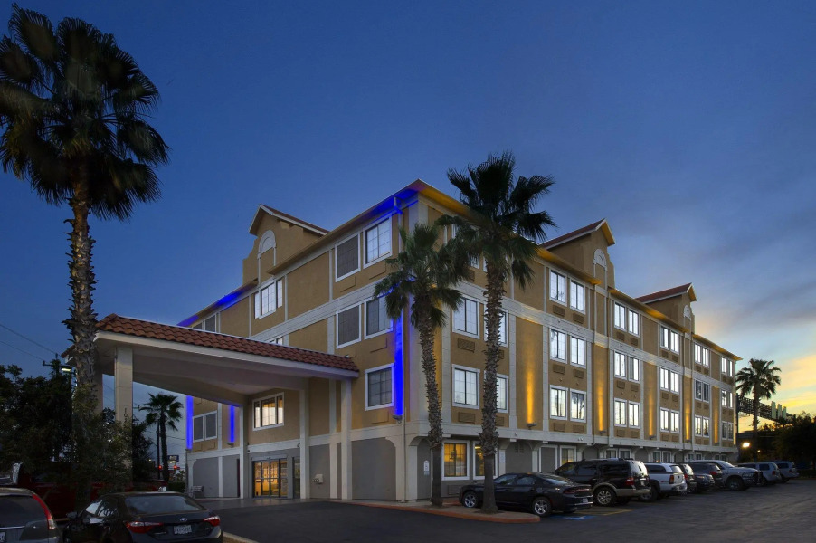 Holiday Inn Express & Suites San Antonio-Dtwn Market Area by IHG