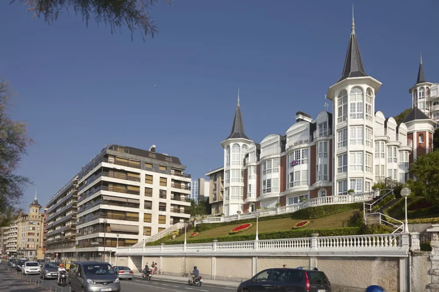 Playa de La Concha 3 Apartment by FeelFree Rentals