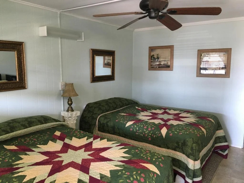 Crosswinds Motel & Cottages