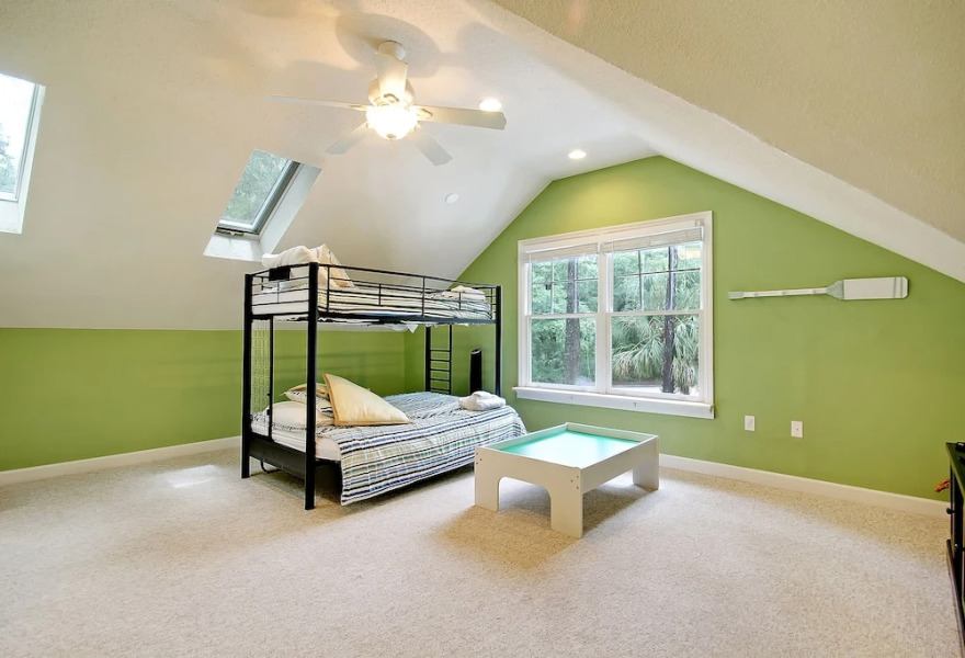 Spacious Overlooking Lagoon 5 Bedrooms 2.5 Bathrooms Home