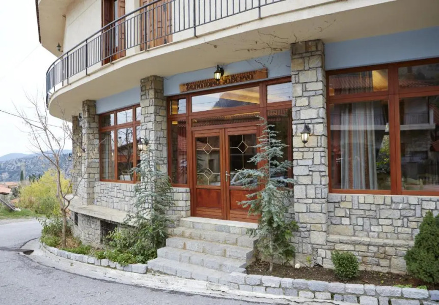 To Balcony tis Agorianis