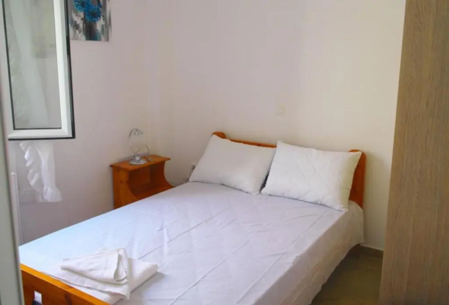 Apartment with sea view and balcony 60m from beach