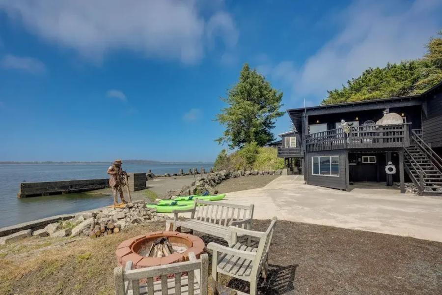Waterfront Coos Bay Retreat w/ Kayaks!