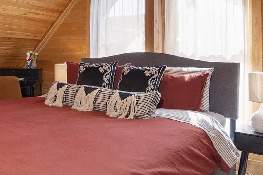 Innsbrook Cabin 4 Bedroom Cabin by RedAwning