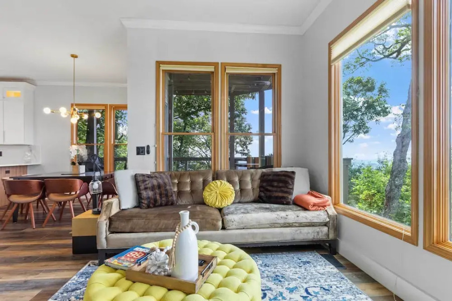 Hiking On-site: Mtn-view Burnsville Condo!