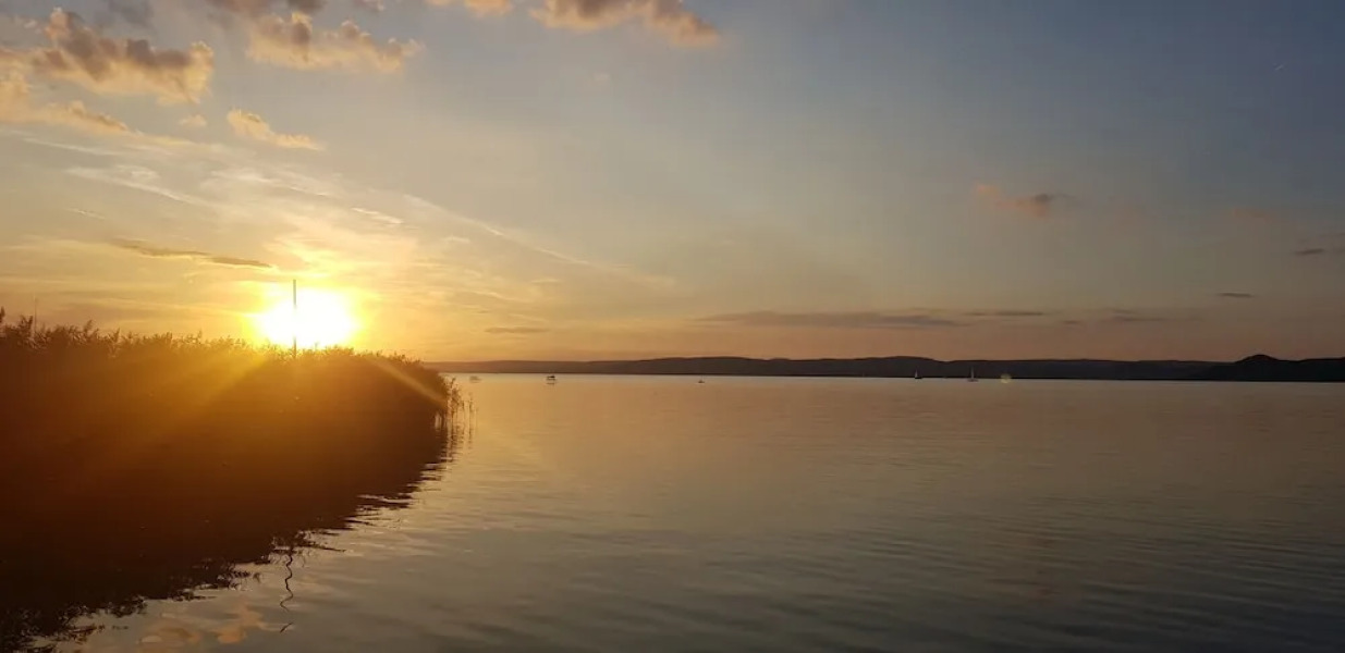 Sunshine Beach House  directly at the  lake
