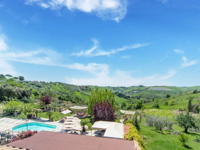 Villa in Monterotondo With Pool & Tiber Views