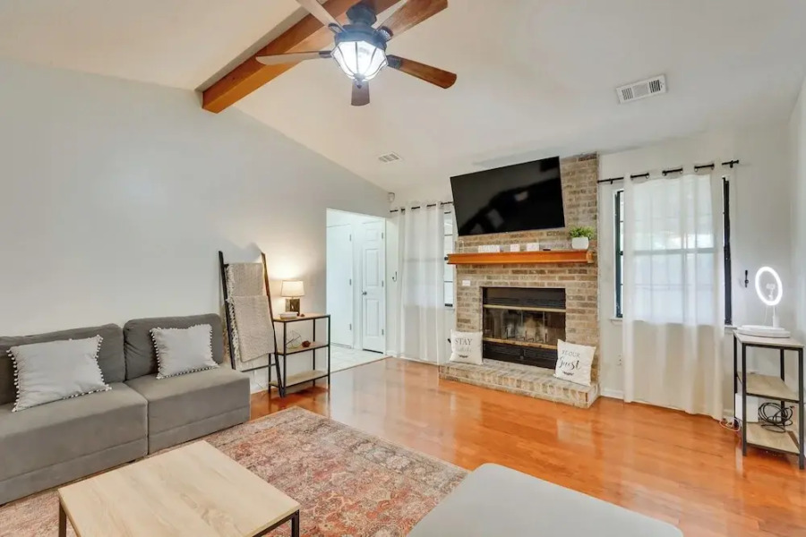 Relaxing Lynn Haven Escape w/ Screened Porch!