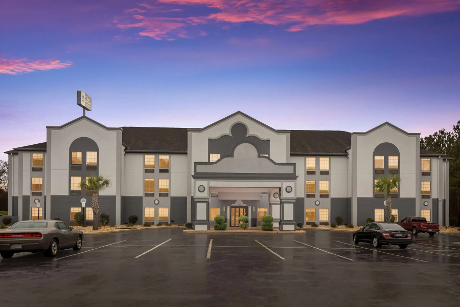 Best Western Bradbury Inn & Suites