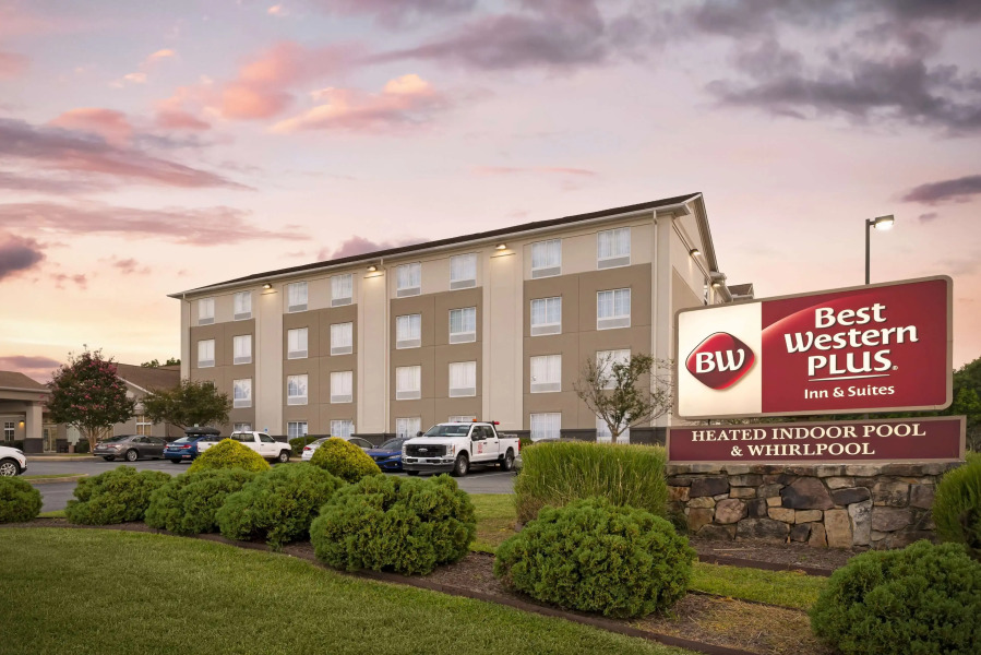 Best Western Plus Crossroads Inn & Suites