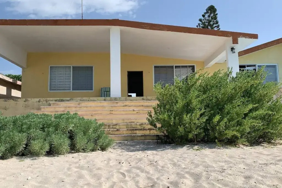 La Casa Amarilla Frente al Mar