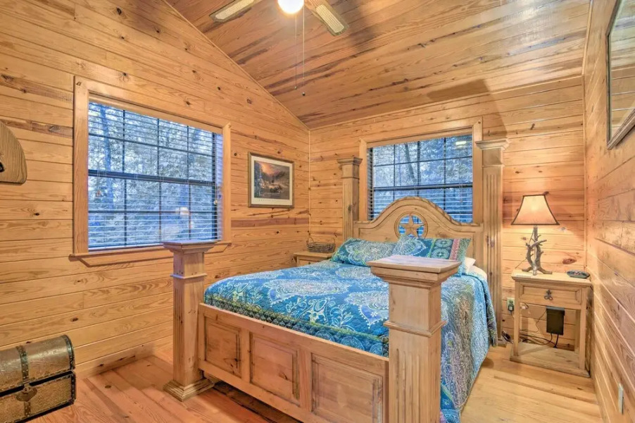 Hochatown Hideaway w/ Hot Tub, Grill & Fire Pit!