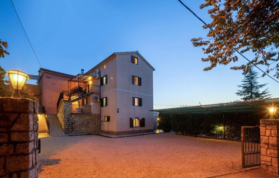 Stunning Home in Sveti Anton With Wifi and 4 Bedrooms