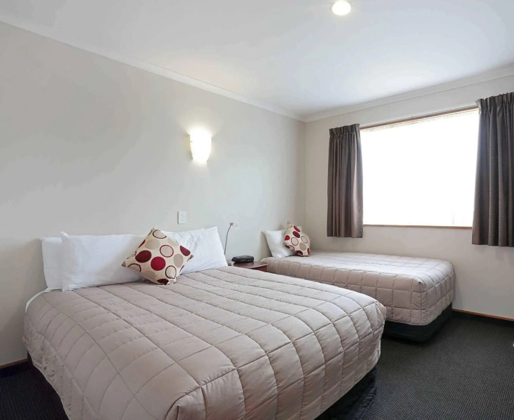 Admiral Court Motel & Apartments