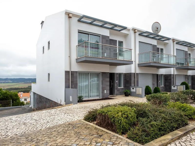 Comfortable Holiday Home Within Walking Distance of the bay of Sao Martinho